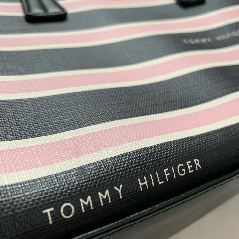 SOLD - Tommy Hilfiger Purse! - Picture 4 of 4